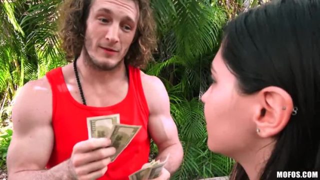 Liseli çıtır para için kızlığını sunuyor